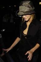 ashlee_simpson_bra_3.jpg
