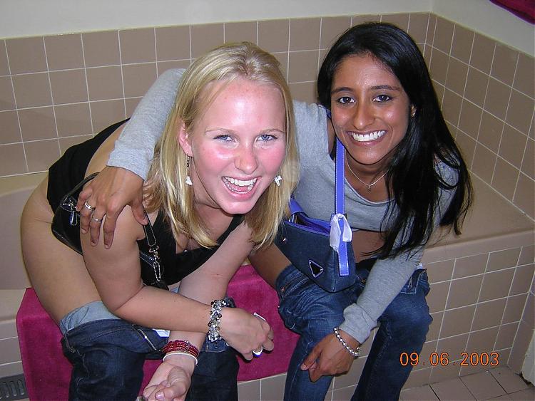 girls-peeing-009.jpg