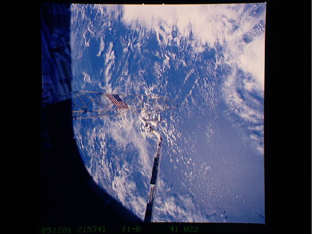 838_STS61B-41-22.JPG